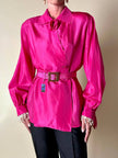 Camicia in taffetà fucsia con chiusura asimmetrica e rosa nel colletto “La Troupe”
