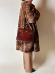 Borsa a trapezio in pelle di coccodrillo color cognac con tracolla e hardware oro Idra