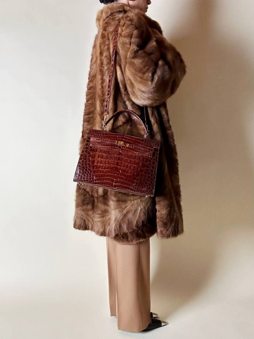 Borsa a trapezio in pelle di coccodrillo color cognac con tracolla e hardware oro Idra