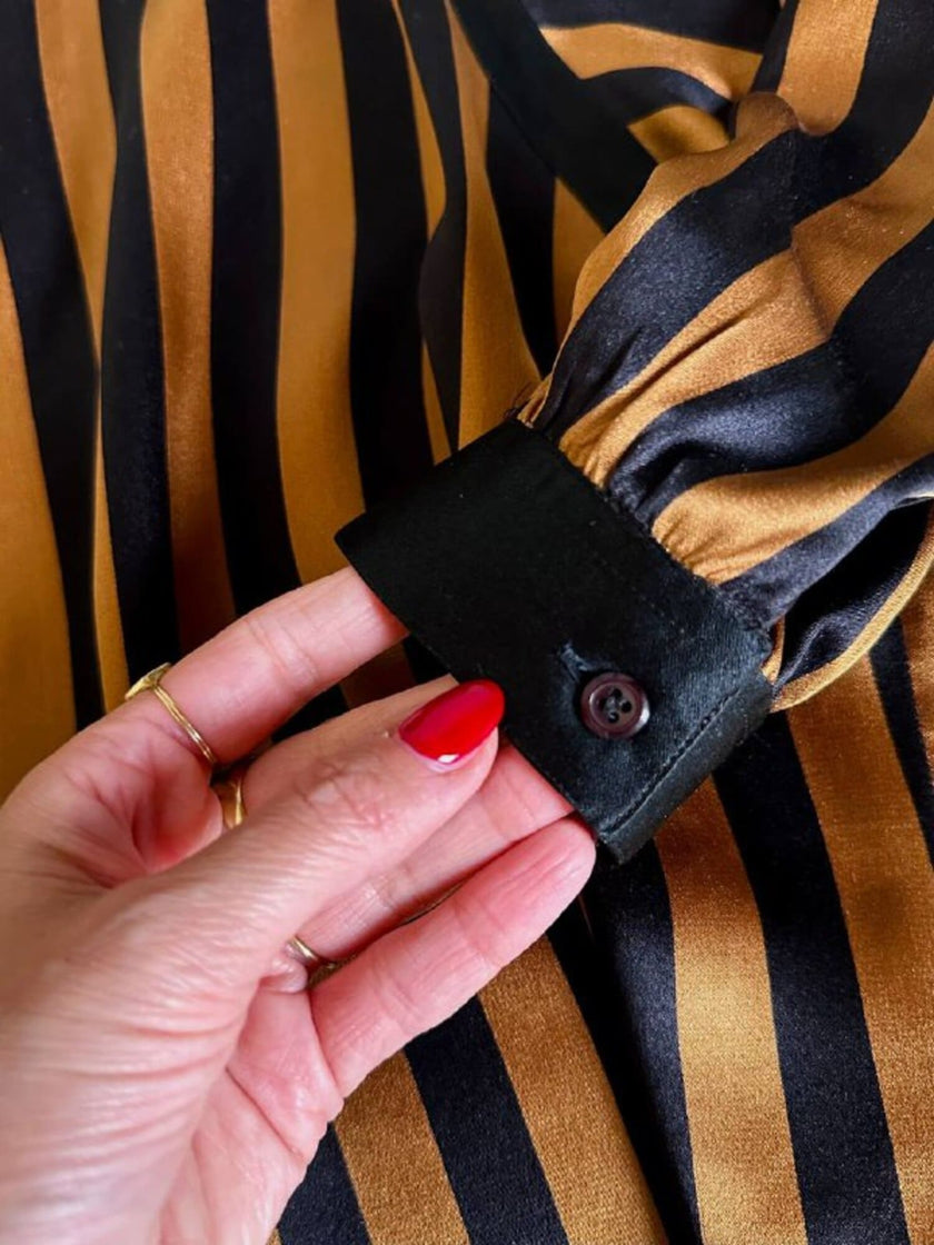 Camicia in raso di seta a righe nere e ruggine con maniche a pipistrello “Manú”
