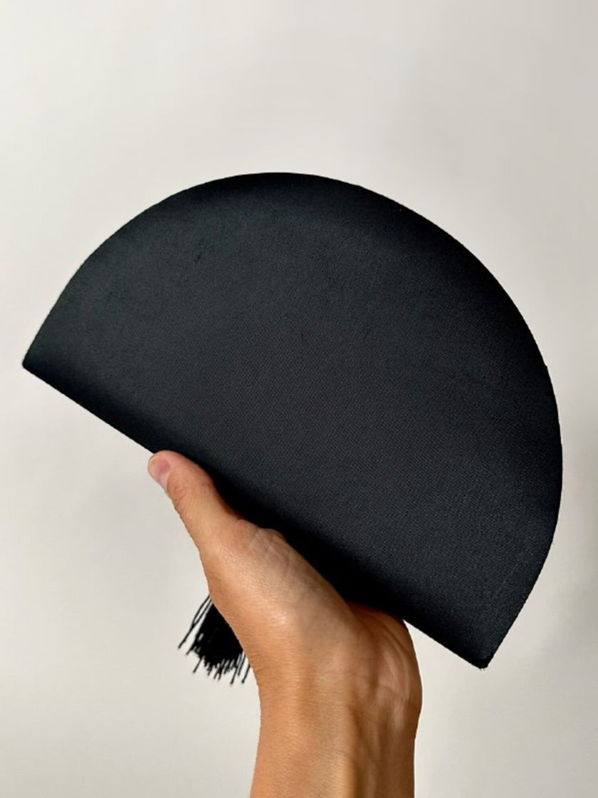 Pochette vintage Guy Laroche forma a ventaglio in raso nero con nappa couture