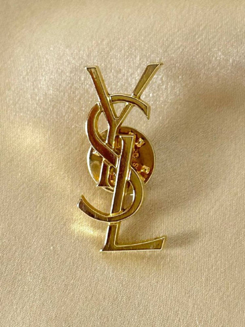 Spilla logo Yves Saint Laurent color oro