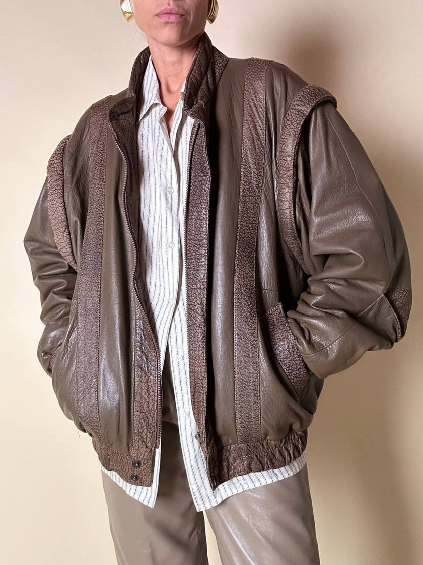Bomber con maniche rimovibili in pelle color fango “Arpell”