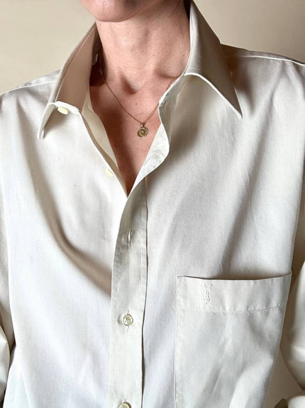 Camicia vintage Yves Saint Laurent in cotone color latte con logo YSL ricamato nel taschino
