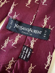 Cravatta Yves Saint Laurent in seta bordeaux con logo YSL beige allover