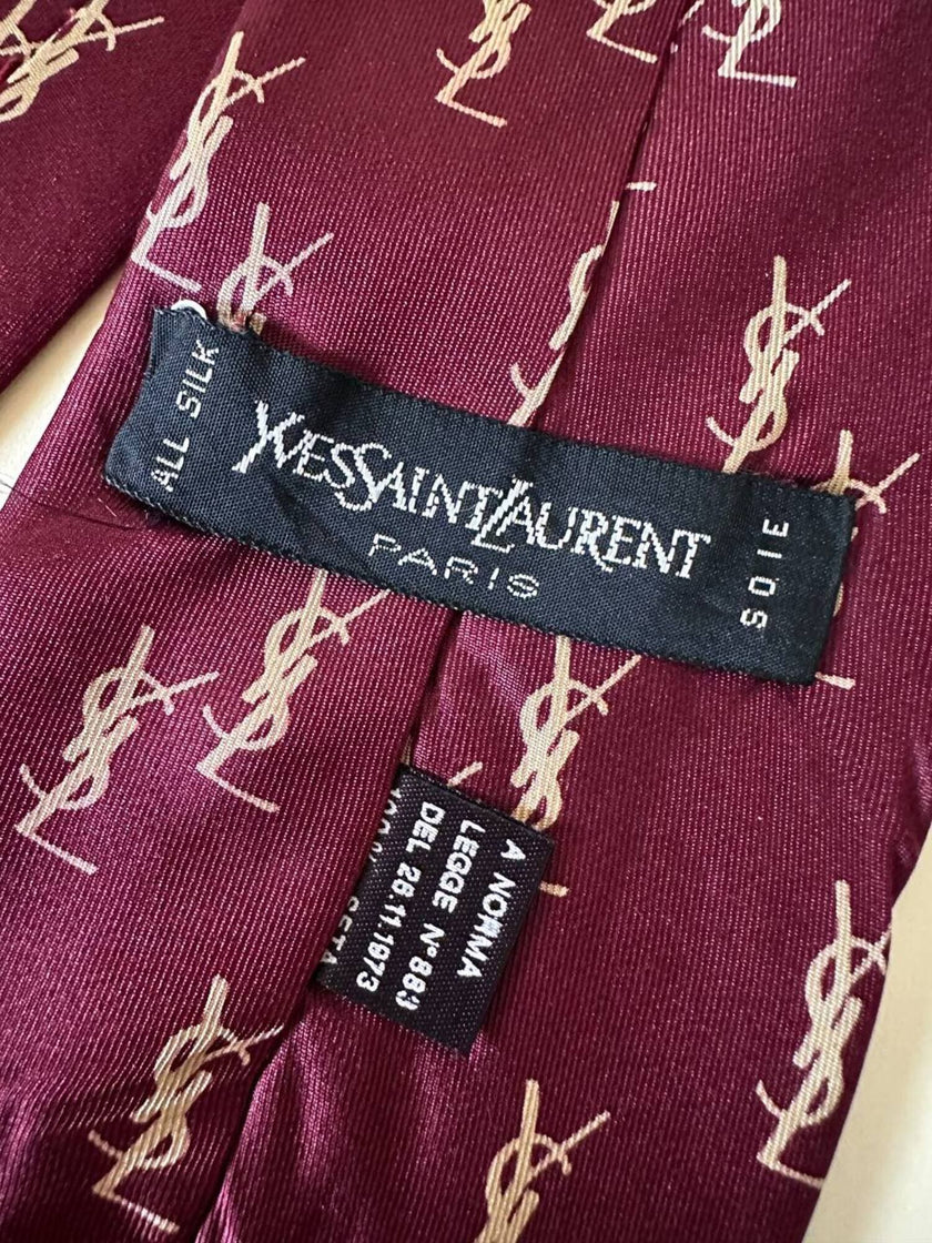 Cravatta Yves Saint Laurent in seta bordeaux con logo YSL beige allover