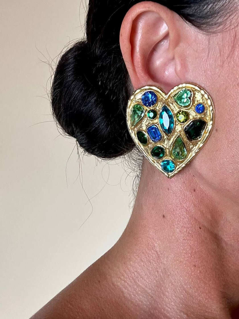 Maxi orecchini a clip dorati a forma di cuore con cristalli incastonati nei toni del verde e del blu