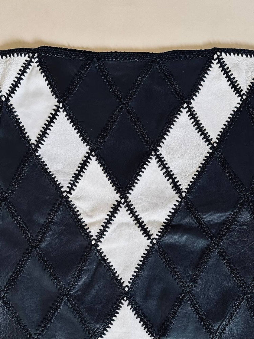 Blusa vintage in pelle nera e bianca patchwork con lavorazione crochet e maniche a pipistrello