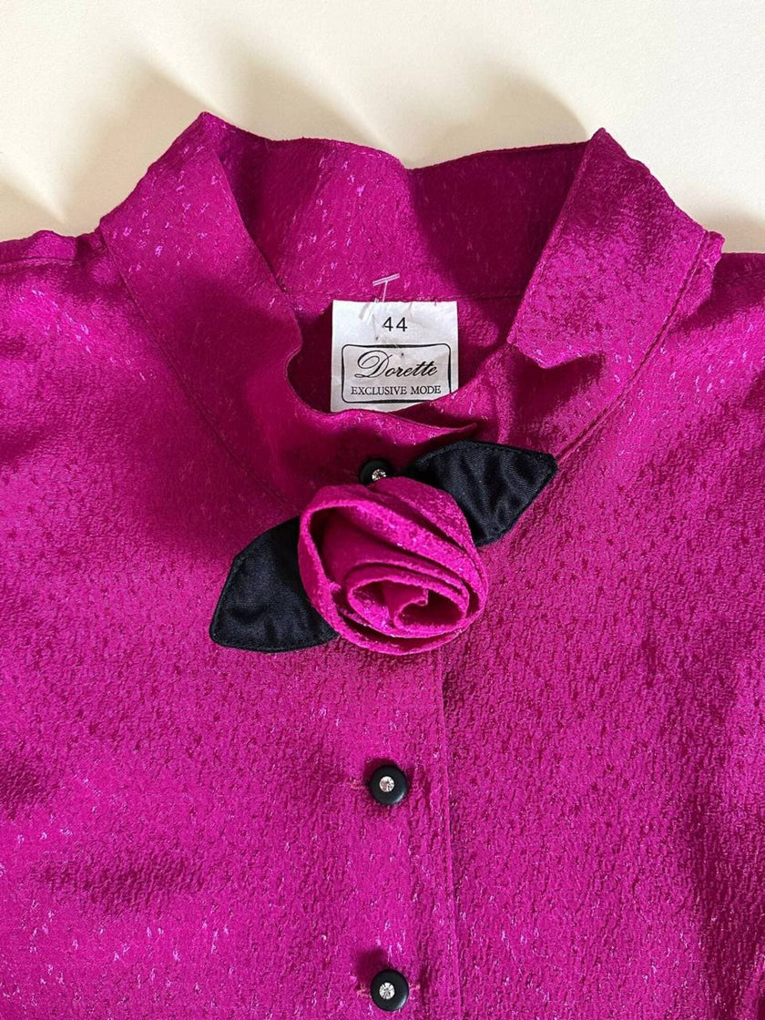 Camicia in crepe color ciclamino con spilla a forma di rosa e bottoni gioiello “Dorette”