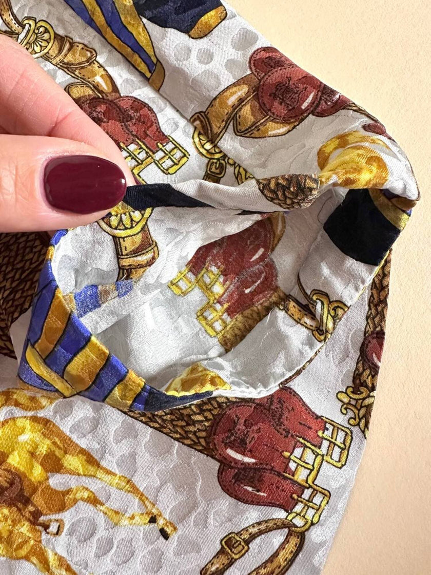 Camicia sartoriale in seta jacquard fantasia equestre barocca con bottoni gioiello dorati