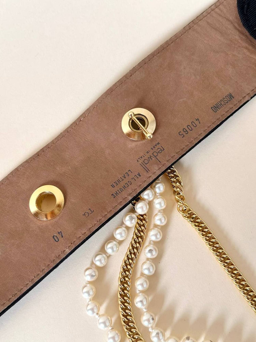 Cintura alta in gros grain nero con perle e catene pendenti “Moschino”