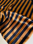 Camicia in raso di seta a righe nere e ruggine con maniche a pipistrello “Manú”