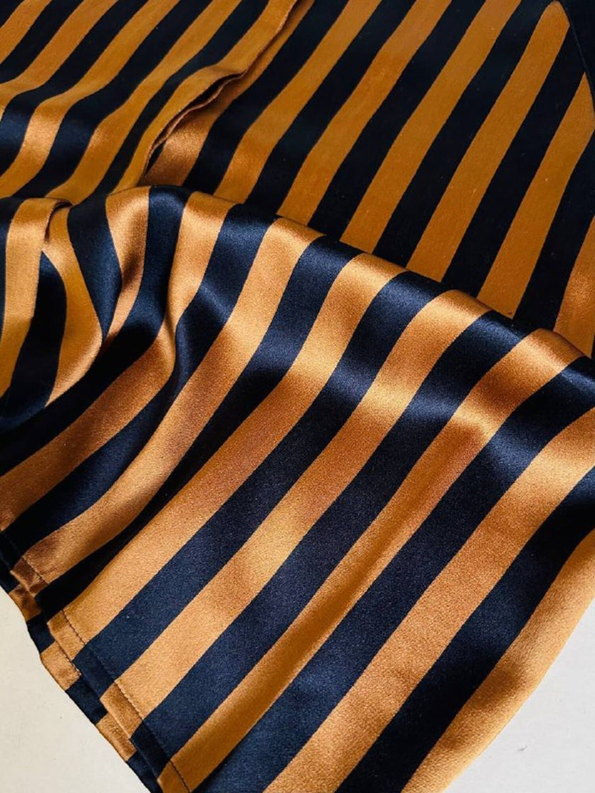 Camicia in raso di seta a righe nere e ruggine con maniche a pipistrello “Manú”