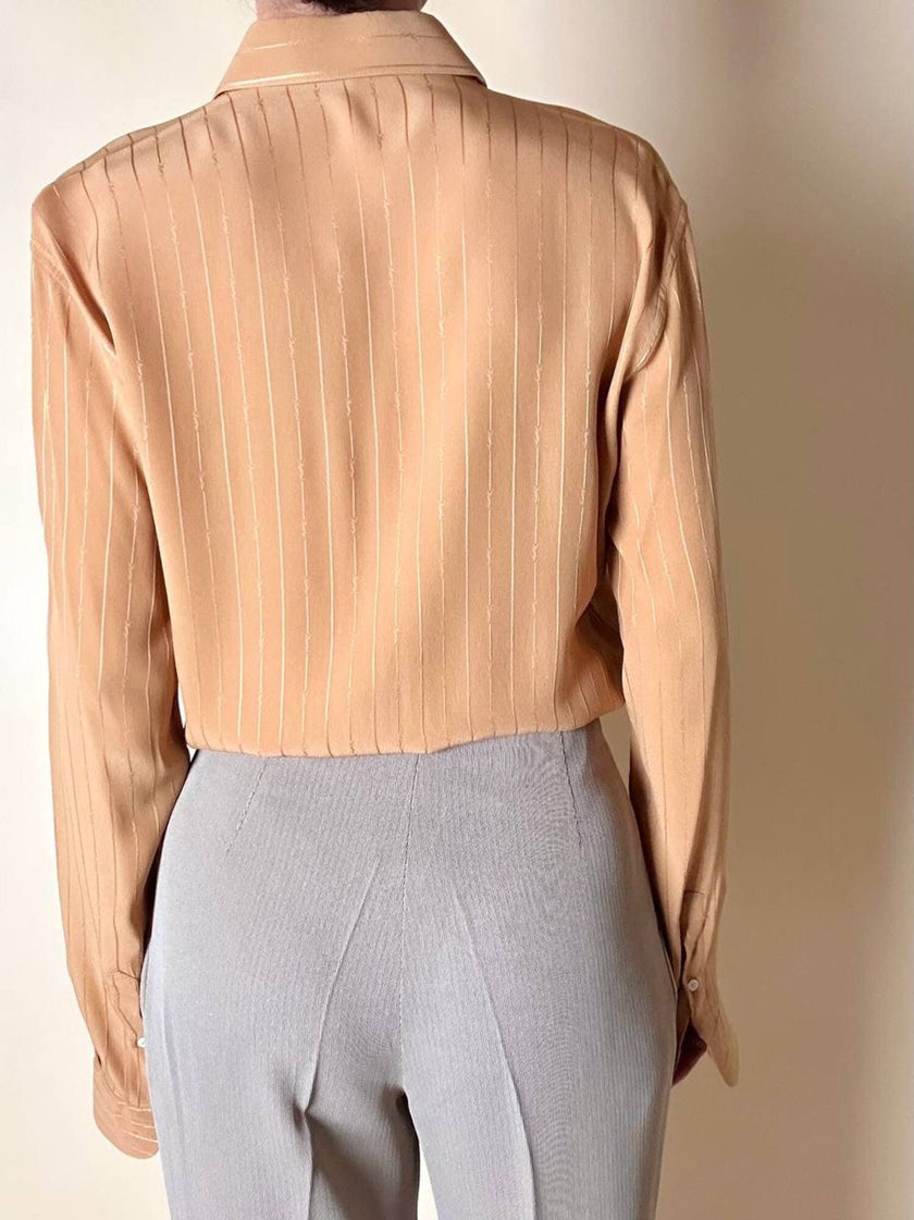 Camicia Yves Saint Laurent in seta jacquard color biscotto con motivo a righe e loghi