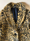Eco pelliccia leopardata con maxi bottoni neri