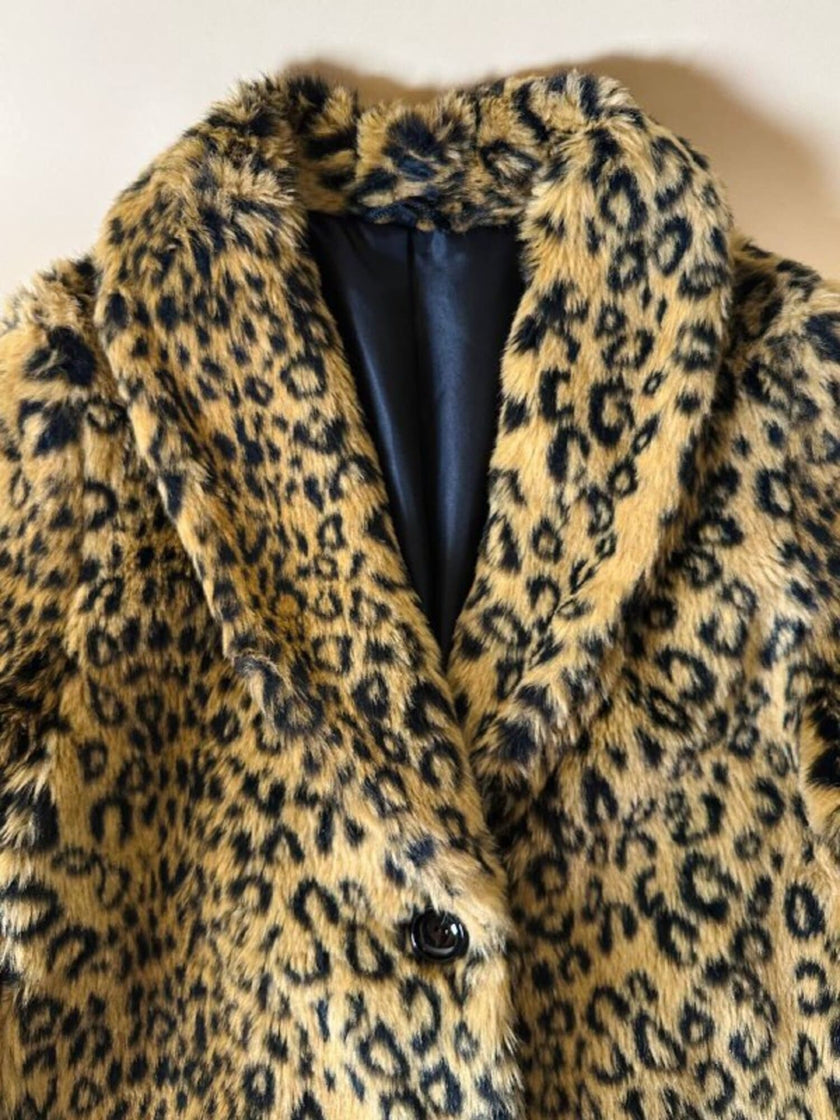 Eco pelliccia leopardata con maxi bottoni neri