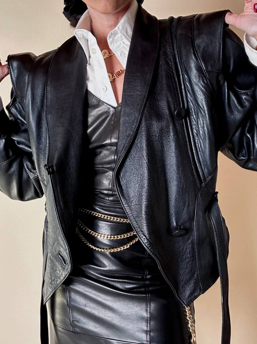 Biker vintage in pelle nera con cintura in vita e fodera couture