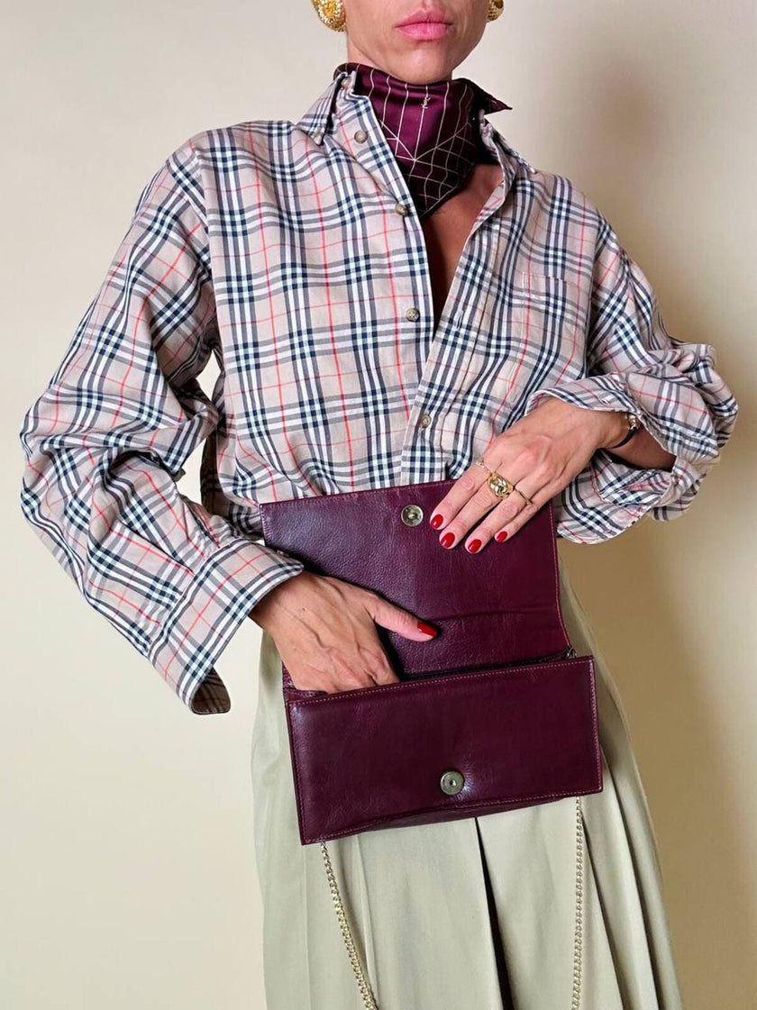 Pochette rettangolare in pitone e pelle bordeaux con tracolla in catena