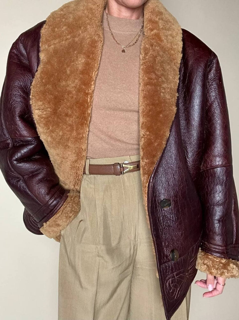 Shearling reverse in pelle liscia marrone castagno con vello caramello e ricamo sul fondo