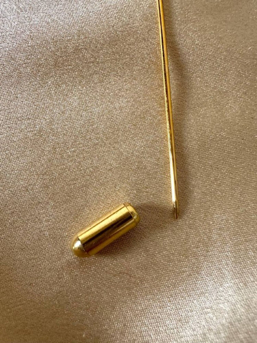 Spillone dorato con pepita “Yves Saint Laurent”