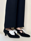Scarpe vintage Yves Saint Laurent in camoscio nero con maxi fiocchi bianchi