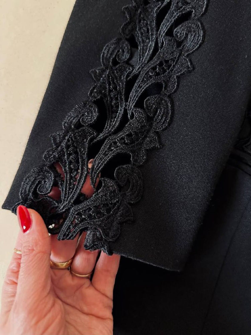 Blazer nero con inserti di pizzo macramè 
