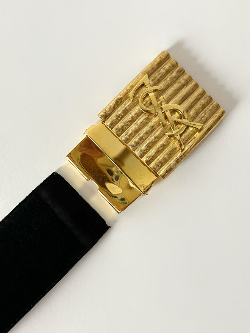 Cintura vintage Yves Saint Laurent in camoscio nero con maxi fibbia oro logata YSL