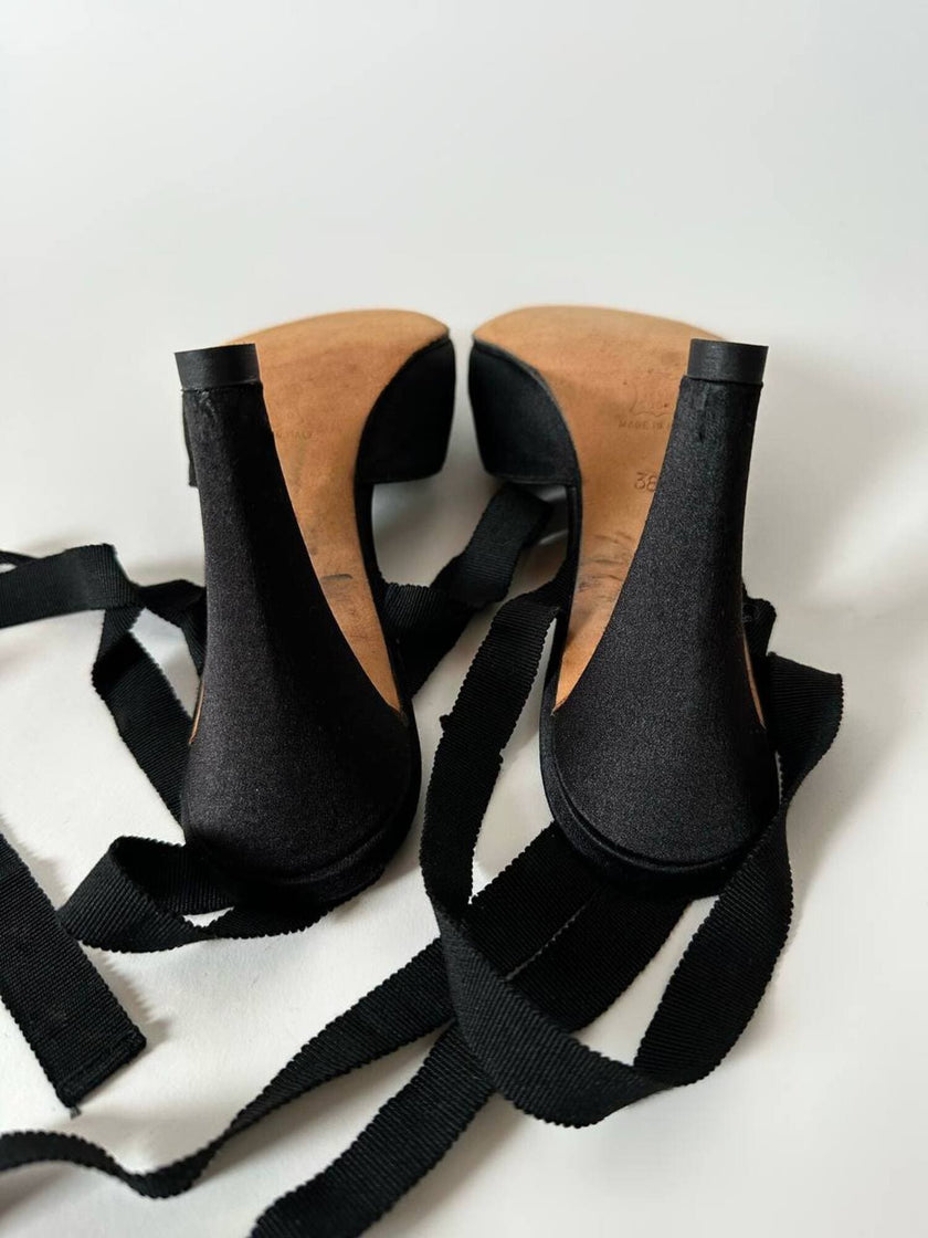 Décolleté vintage Yves Saint Laurent in raso nero con lacci da annodare alla caviglia