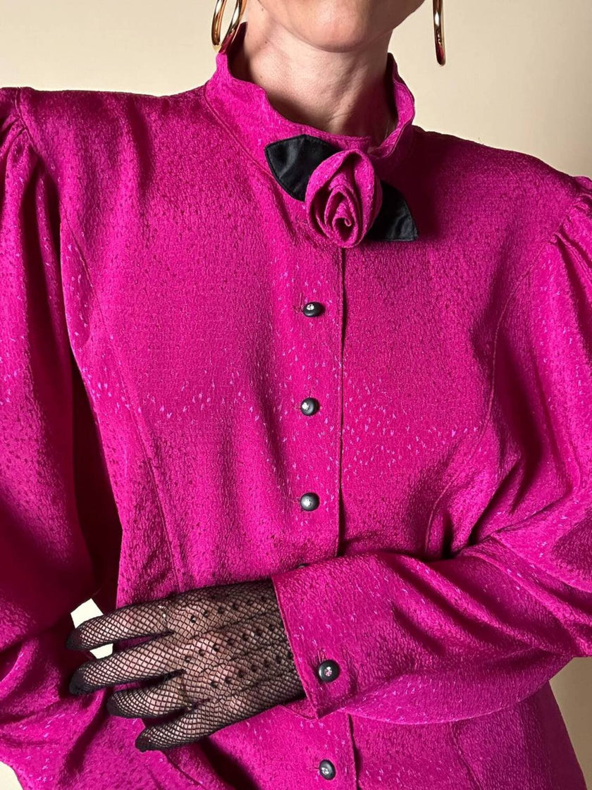 Camicia in crepe color ciclamino con spilla a forma di rosa e bottoni gioiello “Dorette”