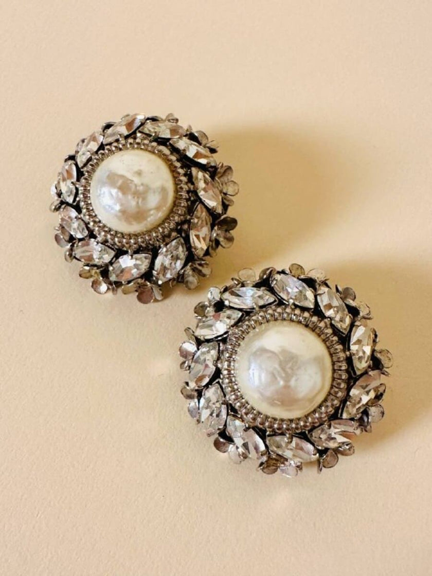 Clip a bottone in metallo argento con strass e perle cabochon