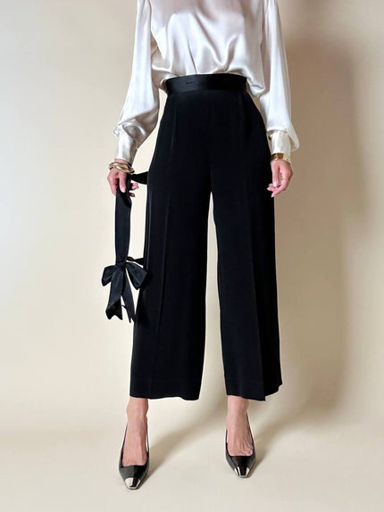 Pantalone nero con bretelle e maxi fiocchi in raso “Moschino Cheap and Chic”