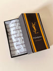 Porte-clés trifold Yves Saint Laurent en cuir noir avec détails dorés et logo YSL embossé