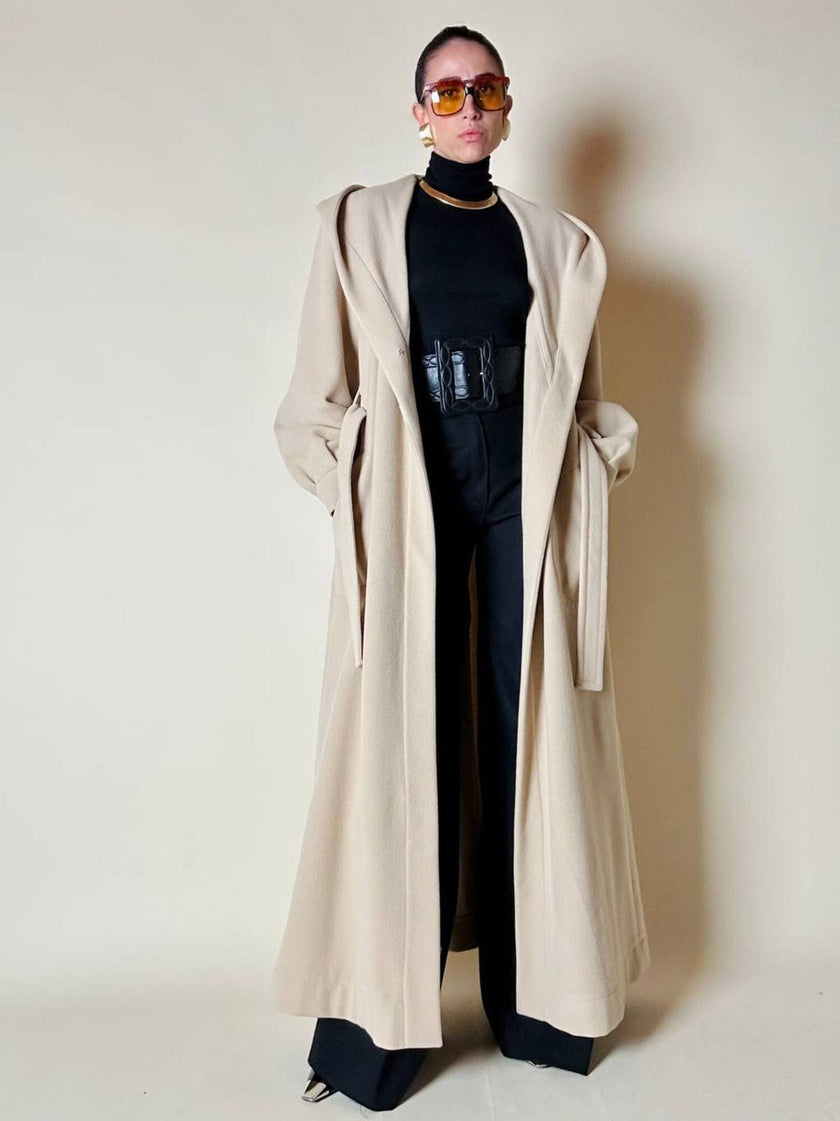 Cappotto lungo a vestaglia con cappuccio in drap di lana beige “Yves Saint Laurent”
