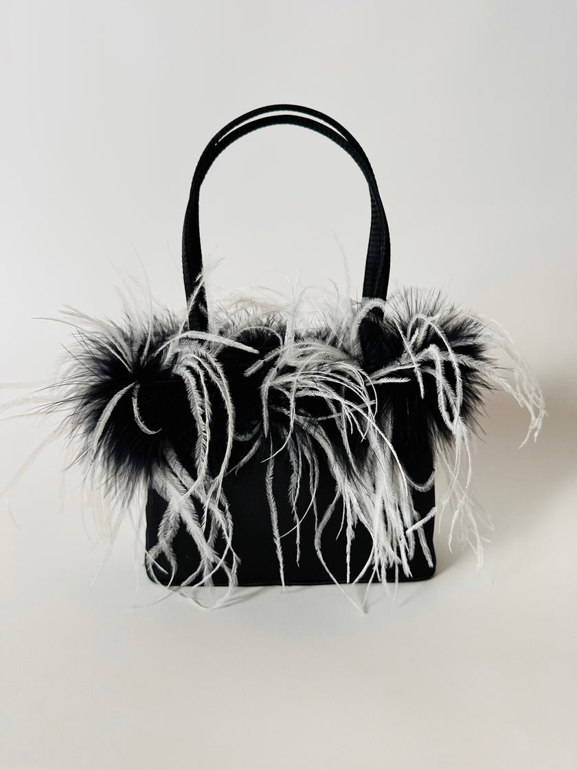 Borsa vintage in raso nero con piume di struzzo bianche e nere