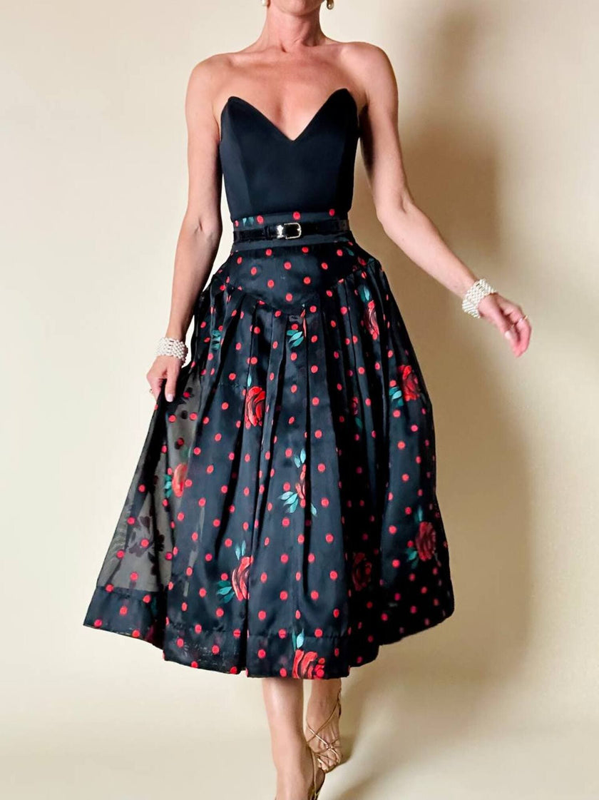 Gonna a ruota in organza jacquard nera a pois rossi con rose rosse dipinte