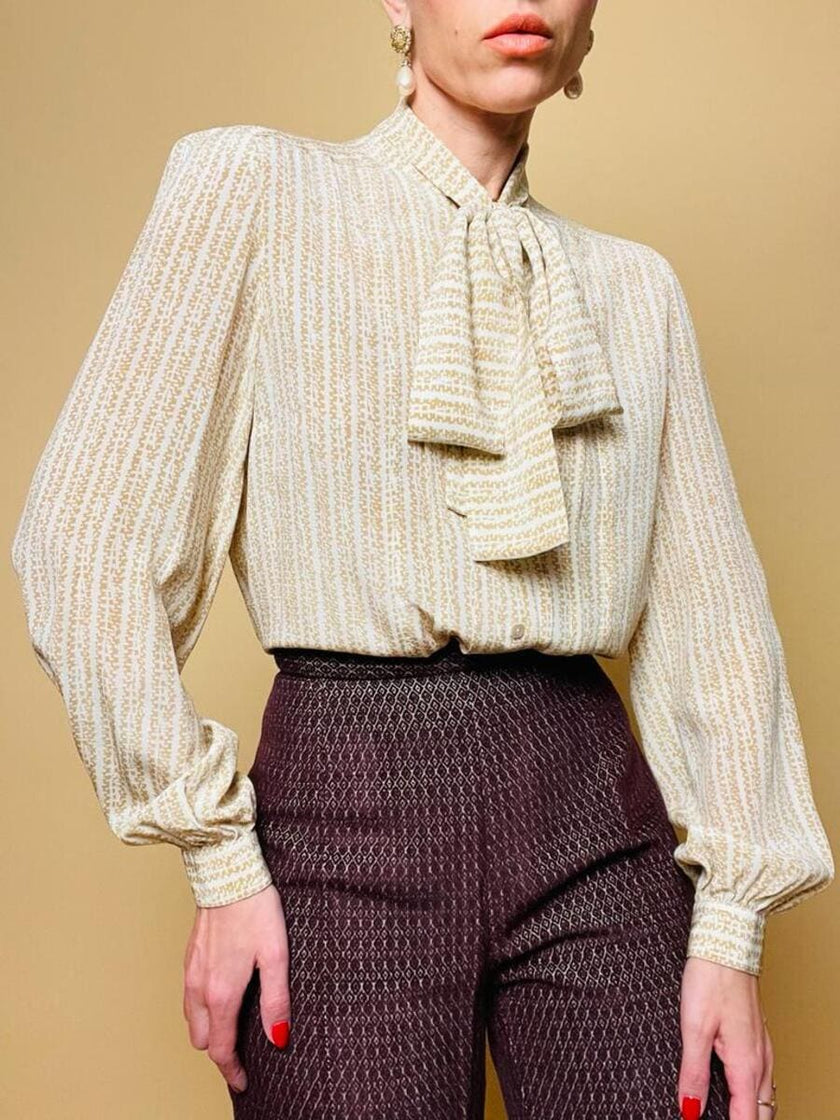 Camicia sartoriale in seta panna fantasia beige con nastro a collo