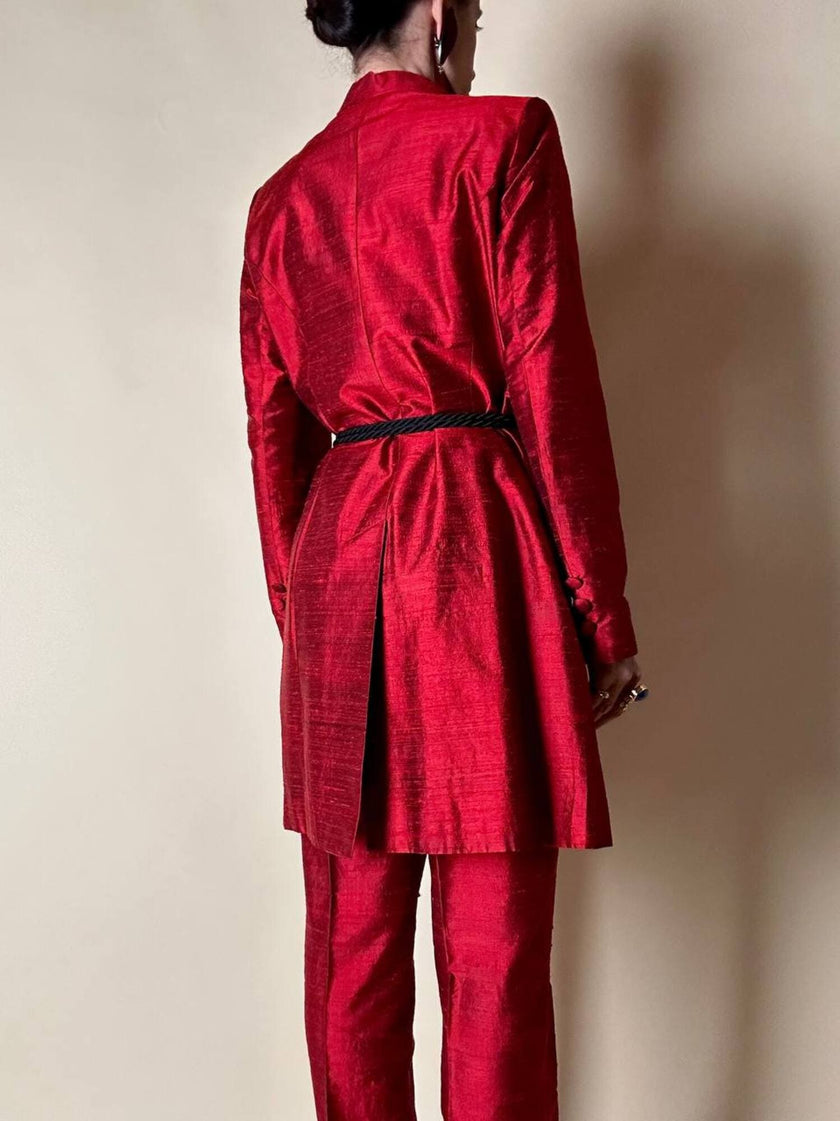 Tailleur pantalone rosso in shantung di seta grezza