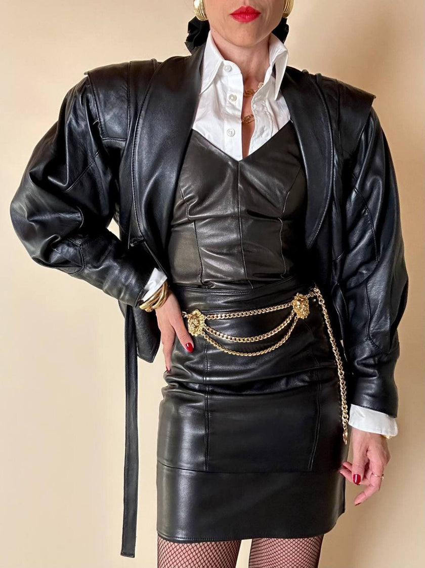 Biker vintage in pelle nera con cintura in vita e fodera couture