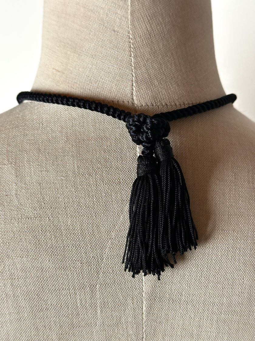 Collana vintage con nappina nera e anello dorato torchon