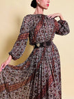 Cintura in suede marrone con maxi borchie a cuore 