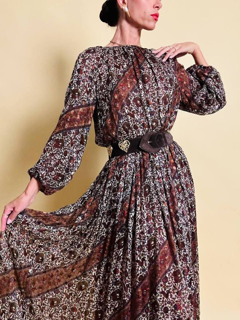 Cintura in suede marrone con maxi borchie a cuore 