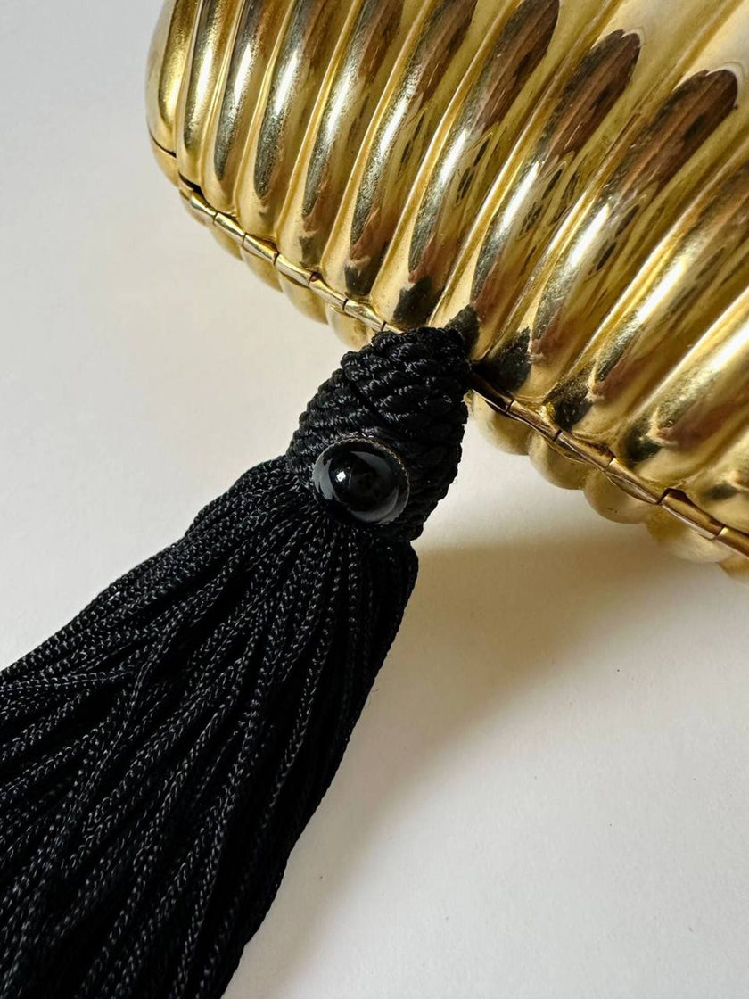 Clutch vintage Scheilan realizzata in metallo oro a forma di conchiglia con maxi nappa couture