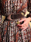 Cintura in suede marrone con maxi borchie a cuore 