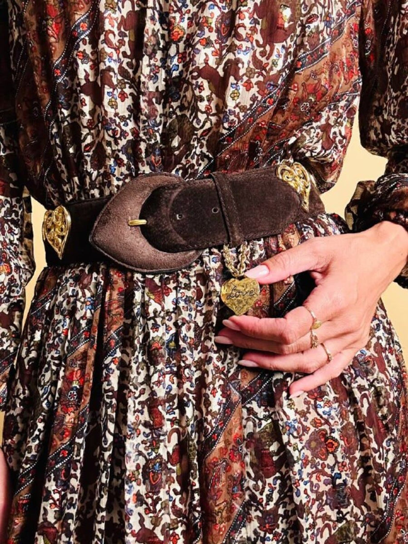 Cintura in suede marrone con maxi borchie a cuore 