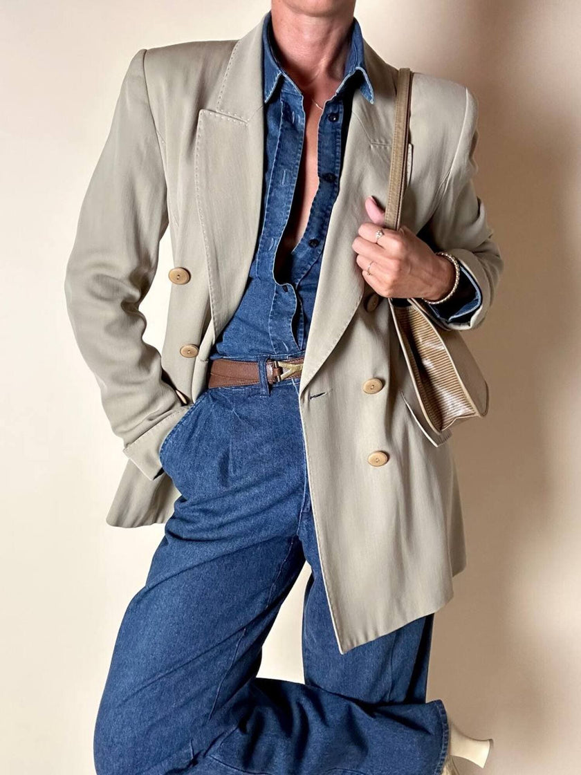 Blazer doppiopetto Ēlectre in rasato di lana beige con taglio ricercato e impunture in tinta