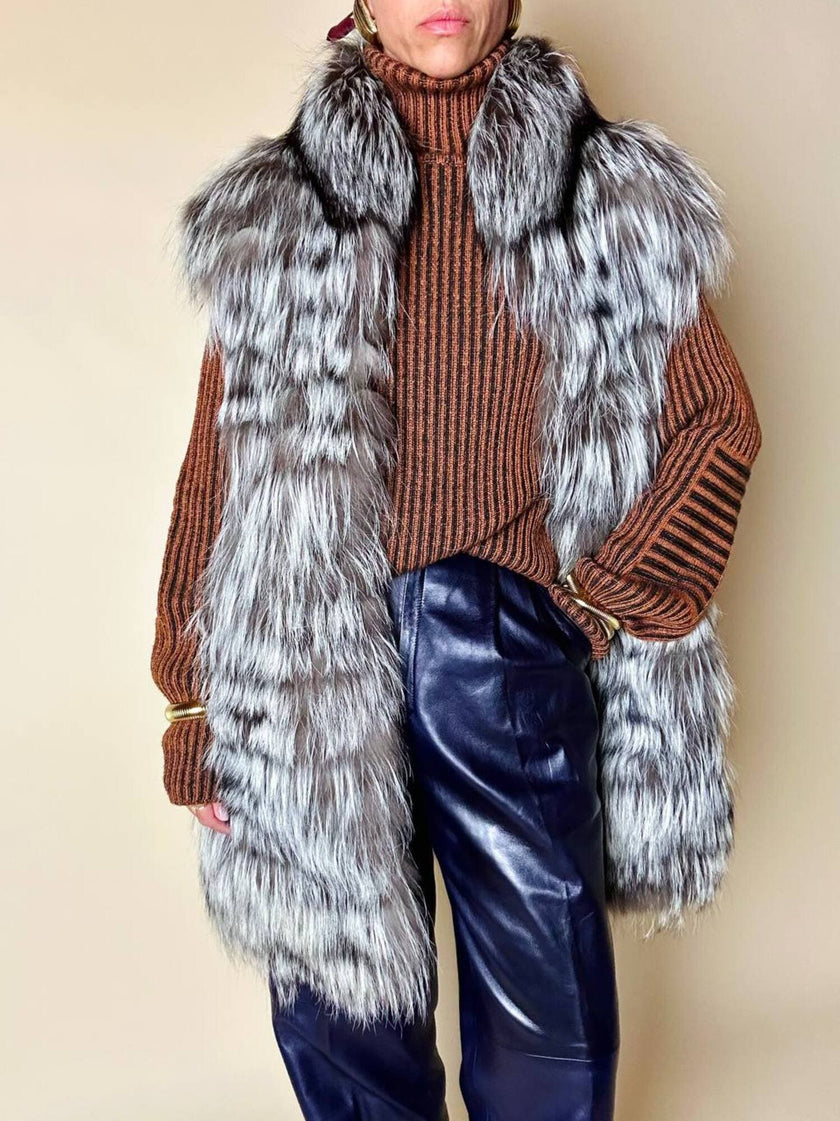 Gilet lungo in volpe argentata con rifiniture in pelle nera