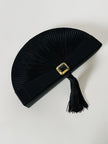 Pochette vintage Guy Laroche forma a ventaglio in raso nero con nappa couture