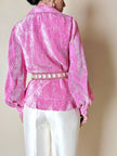 Camicia rosa in tessuto micro plissé con bottoni in madreperla “Ganni”