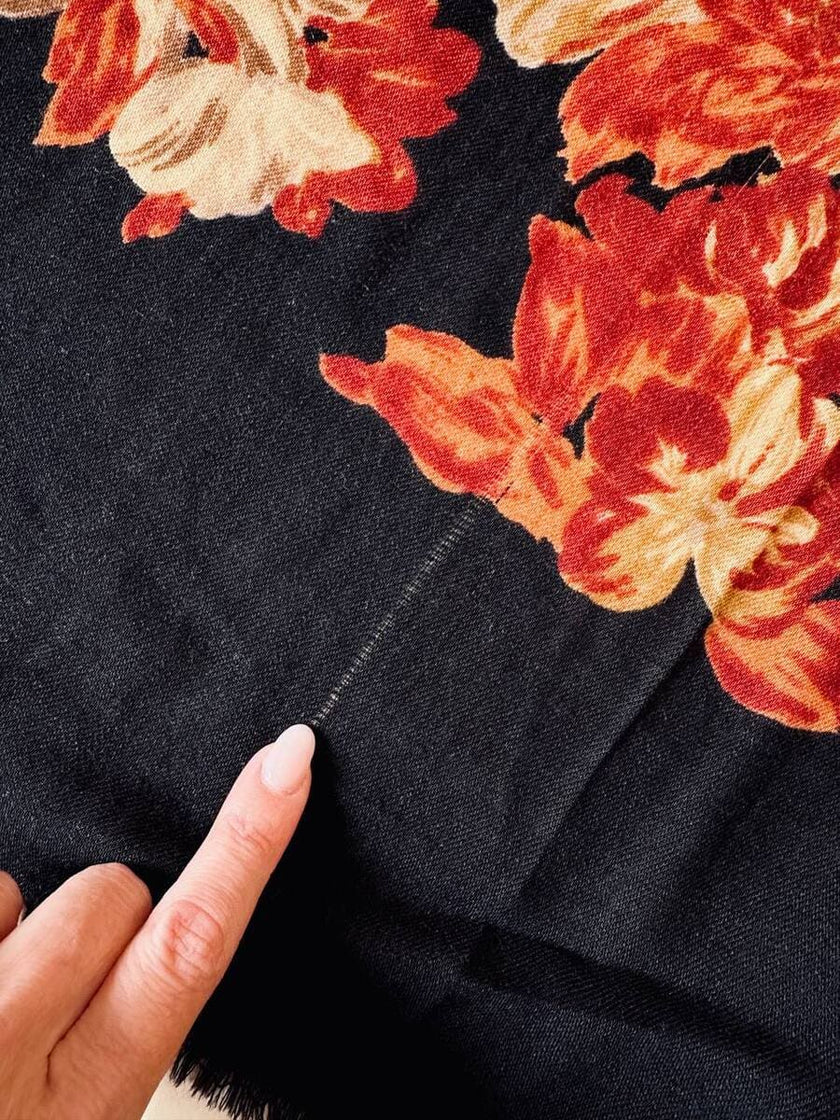 Scialle in lana nera con fiori barocchi