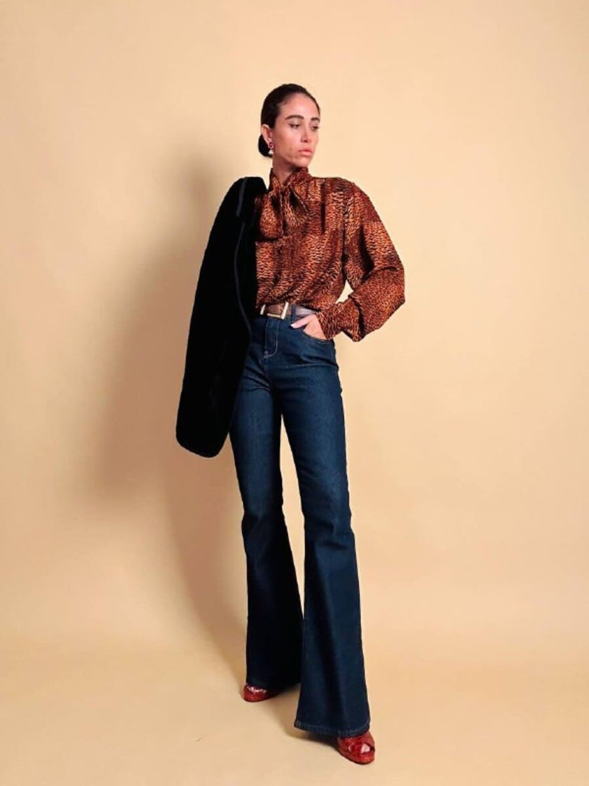Camicia in pura seta con fiocco al collo e pattern micro rondini 